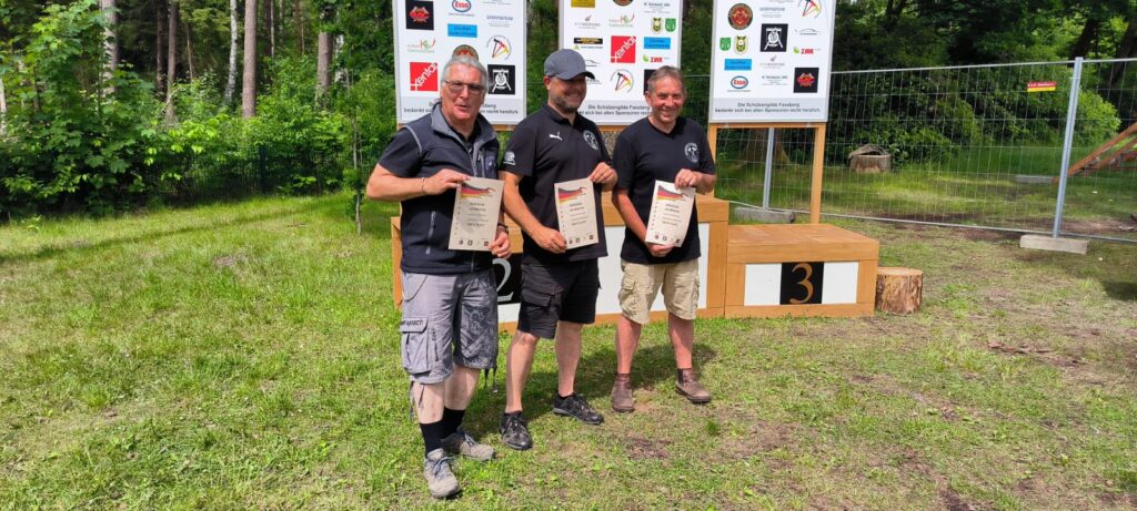 Bergische Axtwerfer erringen beachtlichen 6. Platz bei Deutscher Meisterschaft 2025 1 Deutsche Meisterschaft 2025 Klaus, Oliver & Thomas