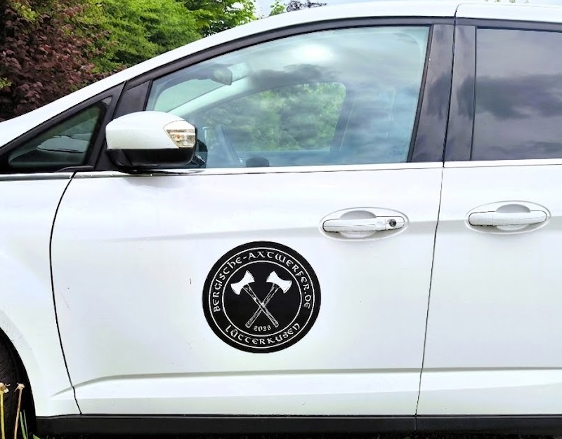 Wir zeigen Flagge: Unsere neuen Magnetfolien für die Fahrt zu den Turnieren sind da! 1 auto